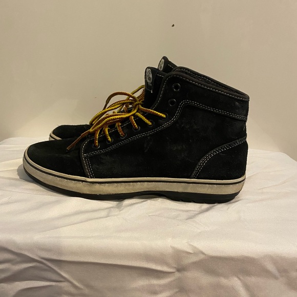 Black winter Vans with a bit of lining in the top. - Picture 3 of 3